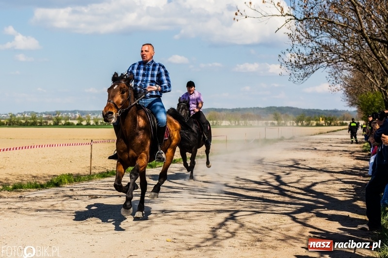 Zdjęcie w galerii na portalu naszraciborz.pl: Procesja w Sudole. Groźny upadek na początek wyścigów [FOTO] wiadomości z regionu