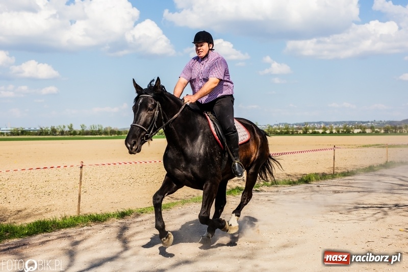 Zdjęcie w galerii na portalu naszraciborz.pl: Procesja w Sudole. Groźny upadek na początek wyścigów [FOTO] wiadomości z regionu