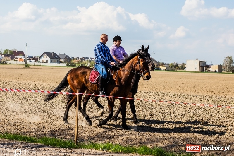 Zdjęcie w galerii na portalu naszraciborz.pl: Procesja w Sudole. Groźny upadek na początek wyścigów [FOTO] wiadomości z regionu