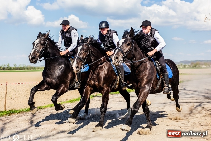 Zdjęcie w galerii na portalu naszraciborz.pl: Procesja w Sudole. Groźny upadek na początek wyścigów [FOTO] wiadomości z regionu