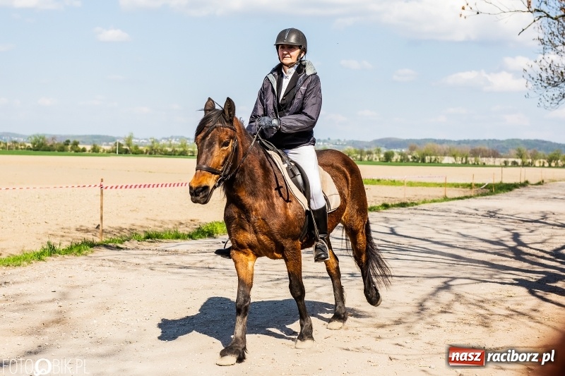 Zdjęcie w galerii na portalu naszraciborz.pl: Procesja w Sudole. Groźny upadek na początek wyścigów [FOTO] wiadomości z regionu