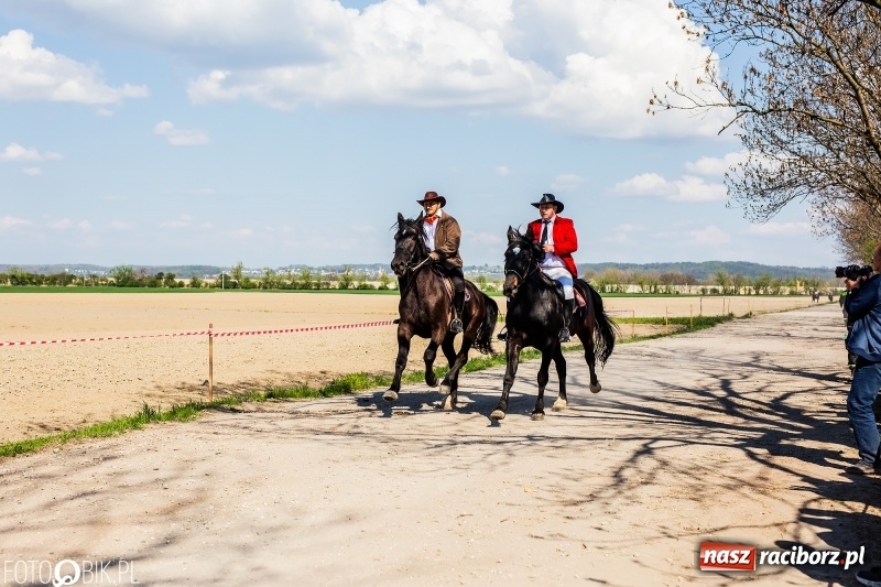 Zdjęcie w galerii na portalu naszraciborz.pl: Procesja w Sudole. Groźny upadek na początek wyścigów [FOTO] wiadomości z regionu