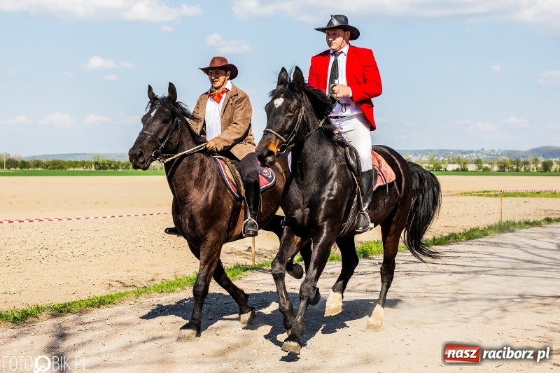 Zdjęcie w galerii na portalu naszraciborz.pl: Procesja w Sudole. Groźny upadek na początek wyścigów [FOTO] wiadomości z regionu
