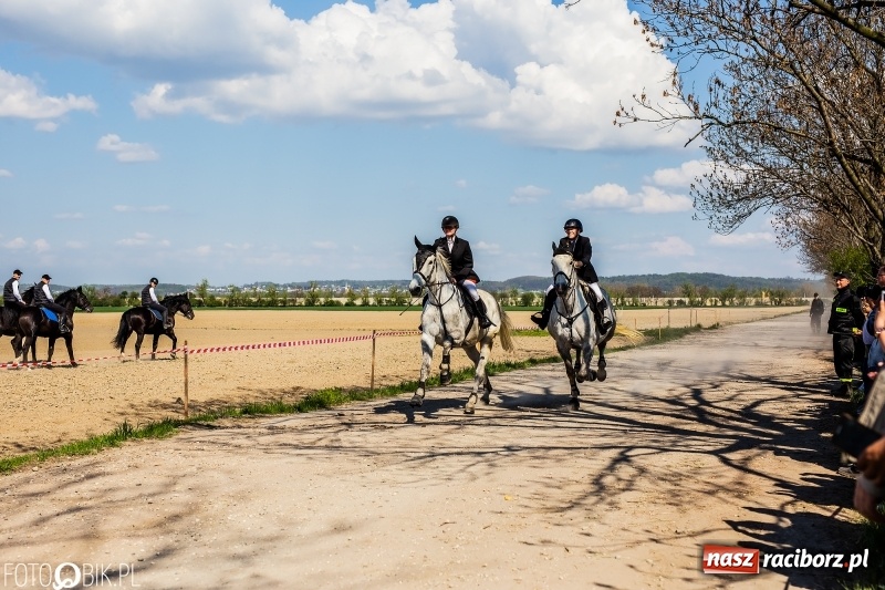 Zdjęcie w galerii na portalu naszraciborz.pl: Procesja w Sudole. Groźny upadek na początek wyścigów [FOTO] wiadomości z regionu