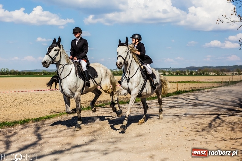 Zdjęcie w galerii na portalu naszraciborz.pl: Procesja w Sudole. Groźny upadek na początek wyścigów [FOTO] wiadomości z regionu