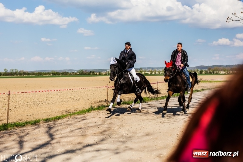 Zdjęcie w galerii na portalu naszraciborz.pl: Procesja w Sudole. Groźny upadek na początek wyścigów [FOTO] wiadomości z regionu