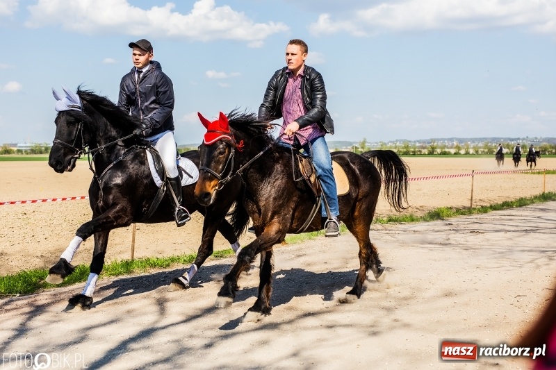 Zdjęcie w galerii na portalu naszraciborz.pl: Procesja w Sudole. Groźny upadek na początek wyścigów [FOTO] wiadomości z regionu