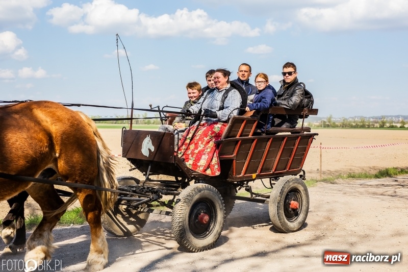 Zdjęcie w galerii na portalu naszraciborz.pl: Procesja w Sudole. Groźny upadek na początek wyścigów [FOTO] wiadomości z regionu