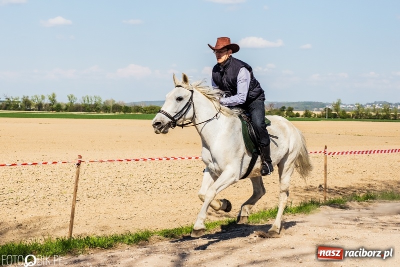 Zdjęcie w galerii na portalu naszraciborz.pl: Procesja w Sudole. Groźny upadek na początek wyścigów [FOTO] wiadomości z regionu