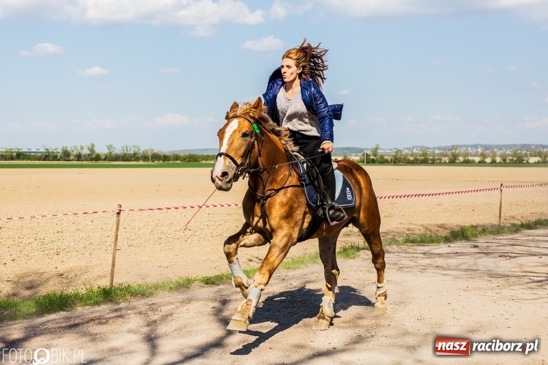 Zdjęcie w galerii na portalu naszraciborz.pl: Procesja w Sudole. Groźny upadek na początek wyścigów [FOTO] wiadomości z regionu