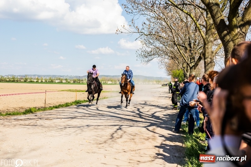 Zdjęcie w galerii na portalu naszraciborz.pl: Procesja w Sudole. Groźny upadek na początek wyścigów [FOTO] wiadomości z regionu