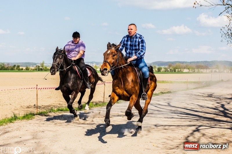Zdjęcie w galerii na portalu naszraciborz.pl: Procesja w Sudole. Groźny upadek na początek wyścigów [FOTO] wiadomości z regionu