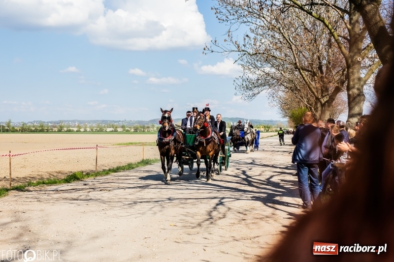 Zdjęcie w galerii na portalu naszraciborz.pl: Procesja w Sudole. Groźny upadek na początek wyścigów [FOTO] wiadomości z regionu