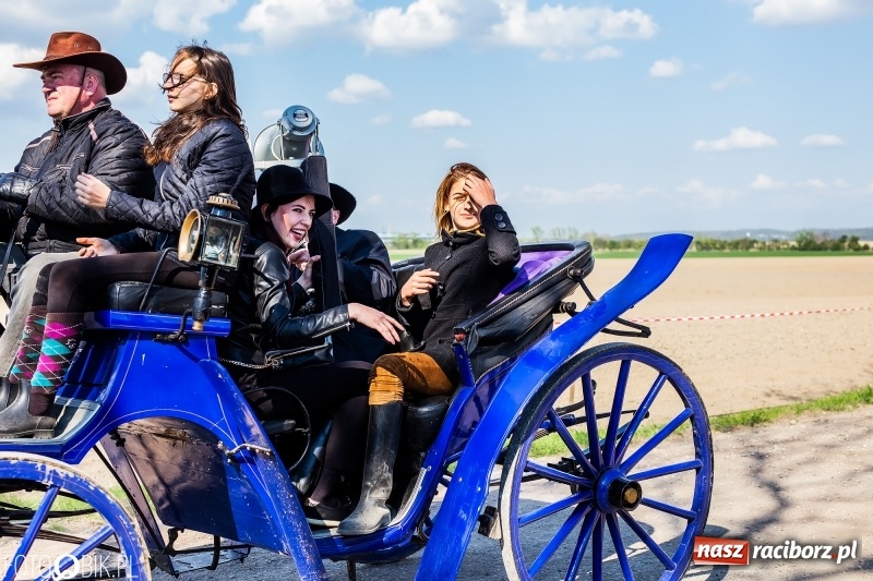 Zdjęcie w galerii na portalu naszraciborz.pl: Procesja w Sudole. Groźny upadek na początek wyścigów [FOTO] wiadomości z regionu