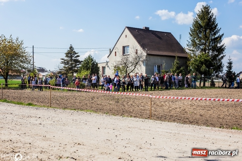 Zdjęcie w galerii na portalu naszraciborz.pl: Procesja w Sudole. Groźny upadek na początek wyścigów [FOTO] wiadomości z regionu