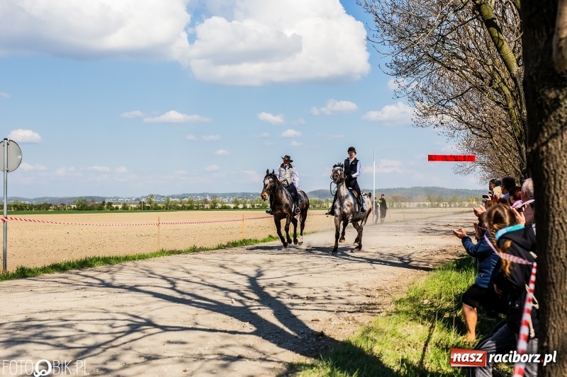 Zdjęcie w galerii na portalu naszraciborz.pl: Procesja w Sudole. Groźny upadek na początek wyścigów [FOTO] wiadomości z regionu