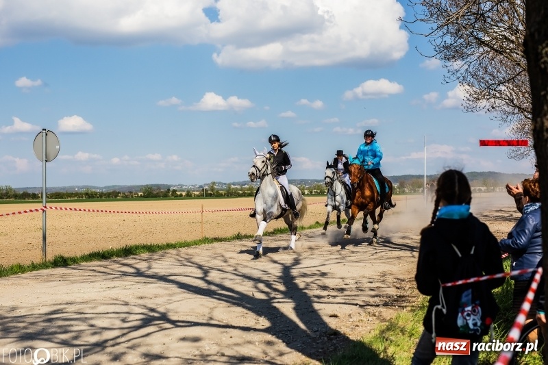 Zdjęcie w galerii na portalu naszraciborz.pl: Procesja w Sudole. Groźny upadek na początek wyścigów [FOTO] wiadomości z regionu