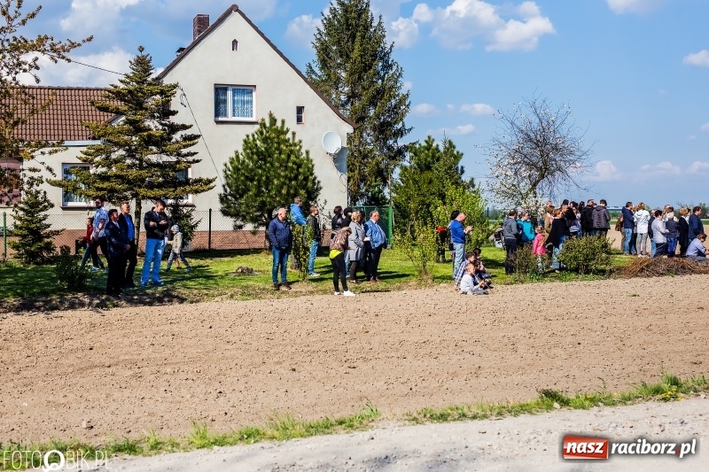Zdjęcie w galerii na portalu naszraciborz.pl: Procesja w Sudole. Groźny upadek na początek wyścigów [FOTO] wiadomości z regionu