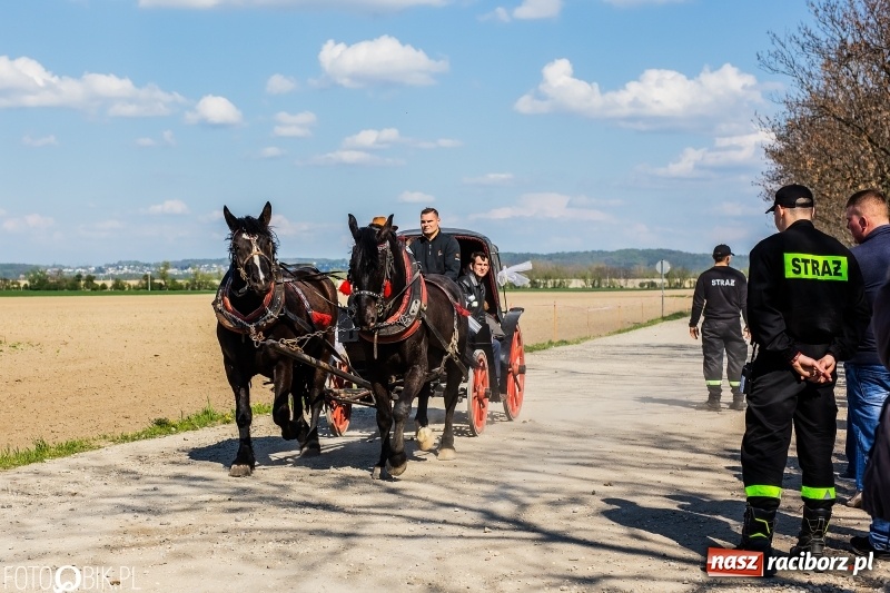 Zdjęcie w galerii na portalu naszraciborz.pl: Procesja w Sudole. Groźny upadek na początek wyścigów [FOTO] wiadomości z regionu