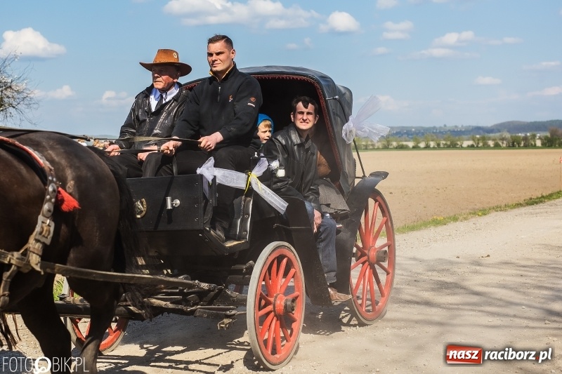 Zdjęcie w galerii na portalu naszraciborz.pl: Procesja w Sudole. Groźny upadek na początek wyścigów [FOTO] wiadomości z regionu
