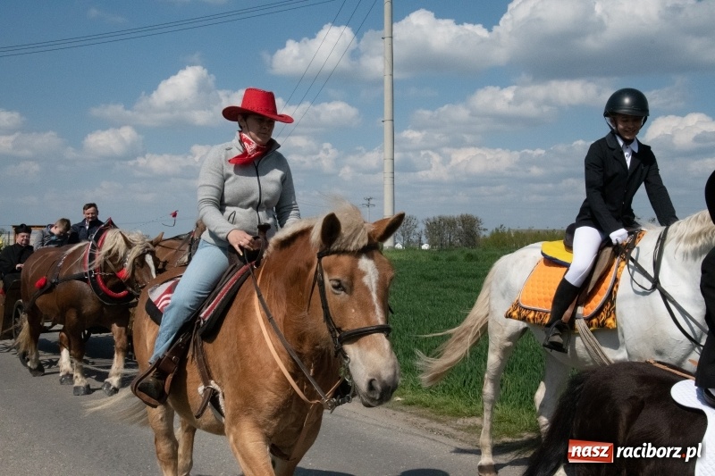 Zdjęcie w galerii na portalu naszraciborz.pl: Konna procesja wielkanocna w Zawadzie Książęcej [FOTO] wiadomości z regionu