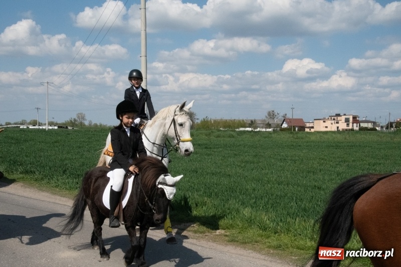 Zdjęcie w galerii na portalu naszraciborz.pl: Konna procesja wielkanocna w Zawadzie Książęcej [FOTO] wiadomości z regionu