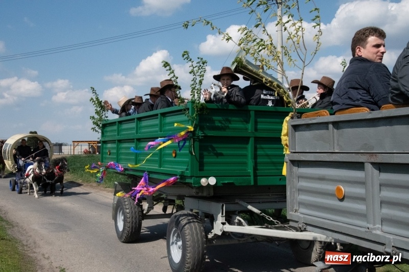Zdjęcie w galerii na portalu naszraciborz.pl: Konna procesja wielkanocna w Zawadzie Książęcej [FOTO] wiadomości z regionu