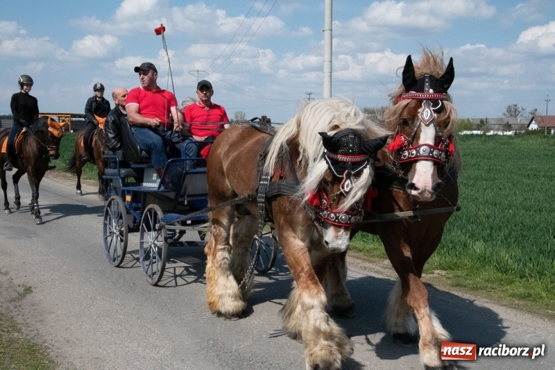 Zdjęcie w galerii na portalu naszraciborz.pl: Konna procesja wielkanocna w Zawadzie Książęcej [FOTO] wiadomości z regionu
