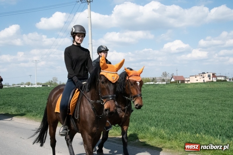 Zdjęcie w galerii na portalu naszraciborz.pl: Konna procesja wielkanocna w Zawadzie Książęcej [FOTO] wiadomości z regionu
