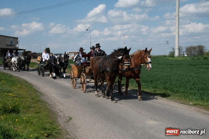 Zdjęcie w galerii na portalu naszraciborz.pl: Konna procesja wielkanocna w Zawadzie Książęcej [FOTO] wiadomości z regionu