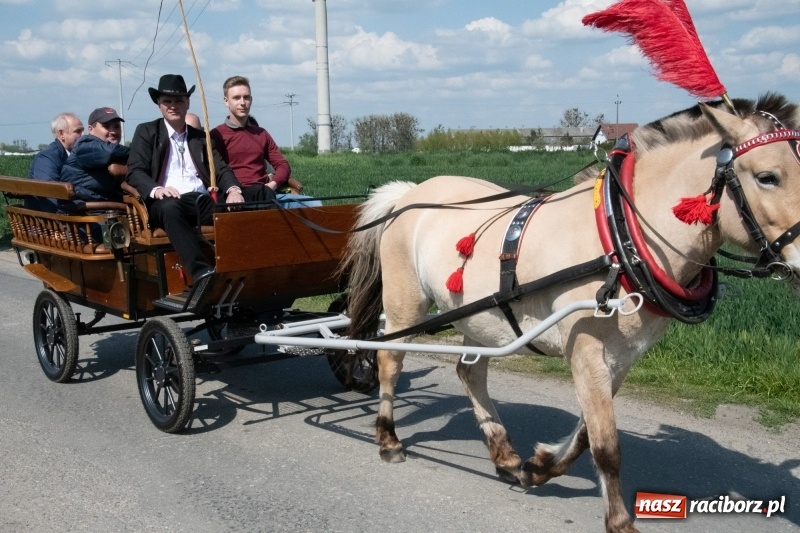 Zdjęcie w galerii na portalu naszraciborz.pl: Konna procesja wielkanocna w Zawadzie Książęcej [FOTO] wiadomości z regionu