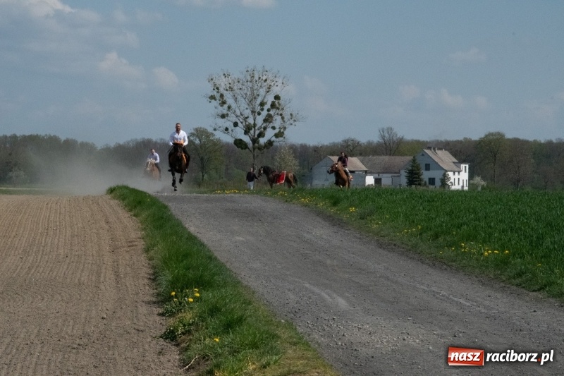 Zdjęcie w galerii na portalu naszraciborz.pl: Konna procesja wielkanocna w Zawadzie Książęcej [FOTO] wiadomości z regionu