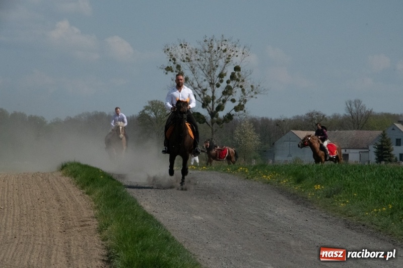 Zdjęcie w galerii na portalu naszraciborz.pl: Konna procesja wielkanocna w Zawadzie Książęcej [FOTO] wiadomości z regionu