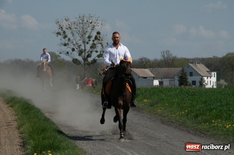 Zdjęcie w galerii na portalu naszraciborz.pl: Konna procesja wielkanocna w Zawadzie Książęcej [FOTO] wiadomości z regionu