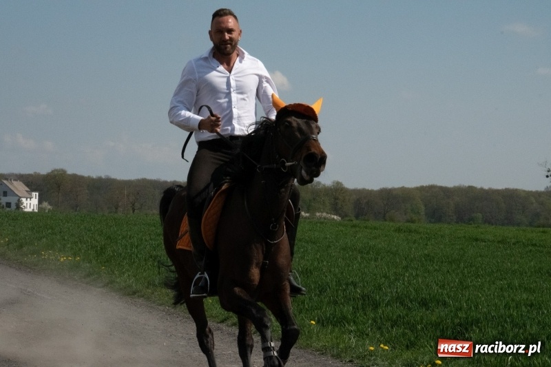 Zdjęcie w galerii na portalu naszraciborz.pl: Konna procesja wielkanocna w Zawadzie Książęcej [FOTO] wiadomości z regionu