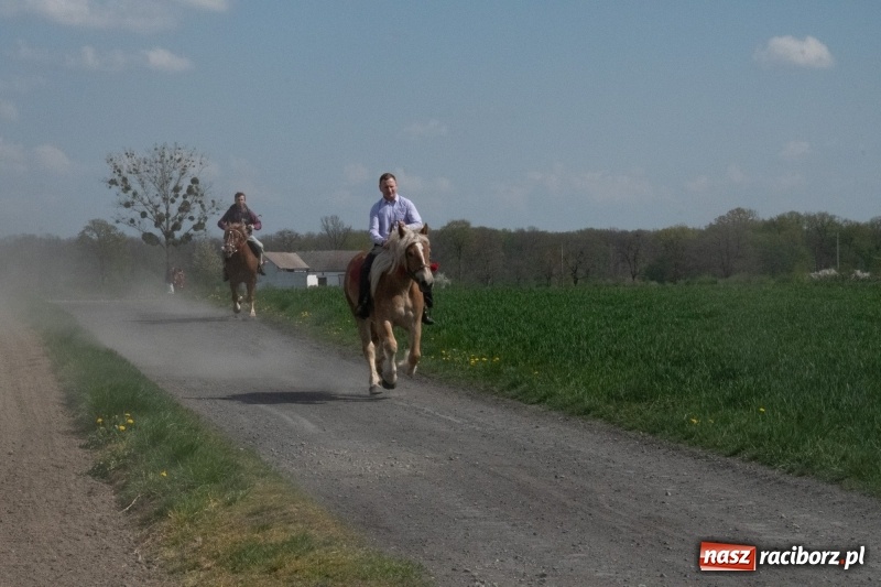 Zdjęcie w galerii na portalu naszraciborz.pl: Konna procesja wielkanocna w Zawadzie Książęcej [FOTO] wiadomości z regionu
