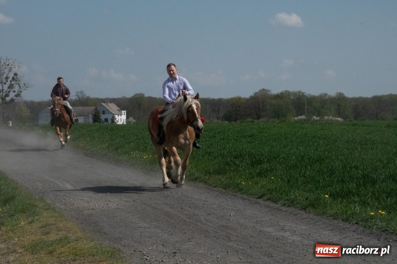 Zdjęcie w galerii na portalu naszraciborz.pl: Konna procesja wielkanocna w Zawadzie Książęcej [FOTO] wiadomości z regionu