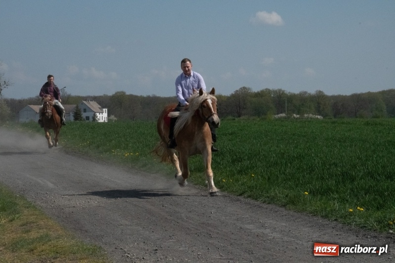 Zdjęcie w galerii na portalu naszraciborz.pl: Konna procesja wielkanocna w Zawadzie Książęcej [FOTO] wiadomości z regionu