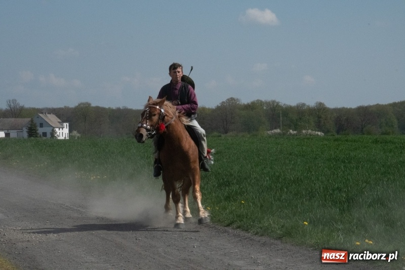 Zdjęcie w galerii na portalu naszraciborz.pl: Konna procesja wielkanocna w Zawadzie Książęcej [FOTO] wiadomości z regionu