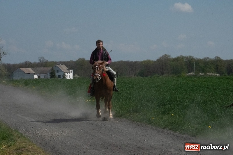 Zdjęcie w galerii na portalu naszraciborz.pl: Konna procesja wielkanocna w Zawadzie Książęcej [FOTO] wiadomości z regionu