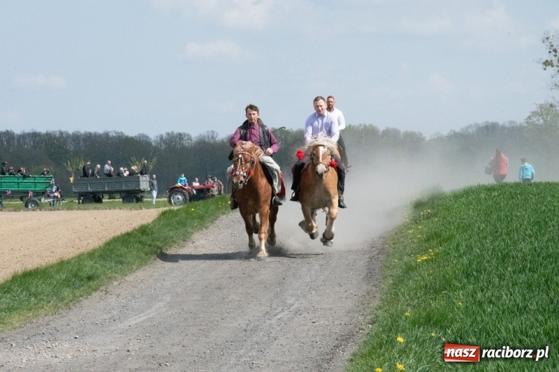 Zdjęcie w galerii na portalu naszraciborz.pl: Konna procesja wielkanocna w Zawadzie Książęcej [FOTO] wiadomości z regionu
