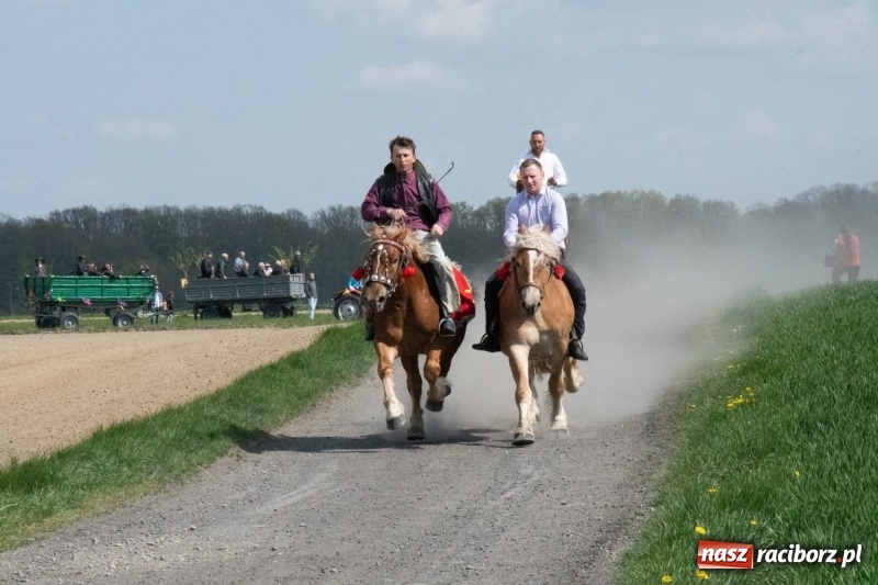 Zdjęcie w galerii na portalu naszraciborz.pl: Konna procesja wielkanocna w Zawadzie Książęcej [FOTO] wiadomości z regionu