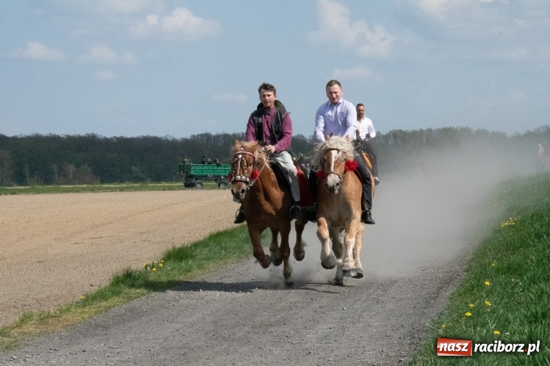 Zdjęcie w galerii na portalu naszraciborz.pl: Konna procesja wielkanocna w Zawadzie Książęcej [FOTO] wiadomości z regionu