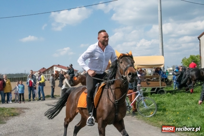 Zdjęcie w galerii na portalu naszraciborz.pl: Konna procesja wielkanocna w Zawadzie Książęcej [FOTO] wiadomości z regionu