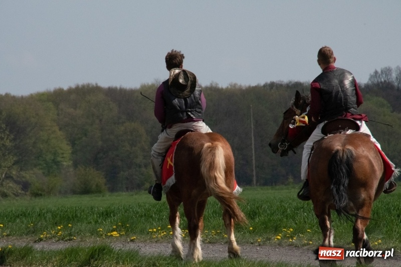 Zdjęcie w galerii na portalu naszraciborz.pl: Konna procesja wielkanocna w Zawadzie Książęcej [FOTO] wiadomości z regionu