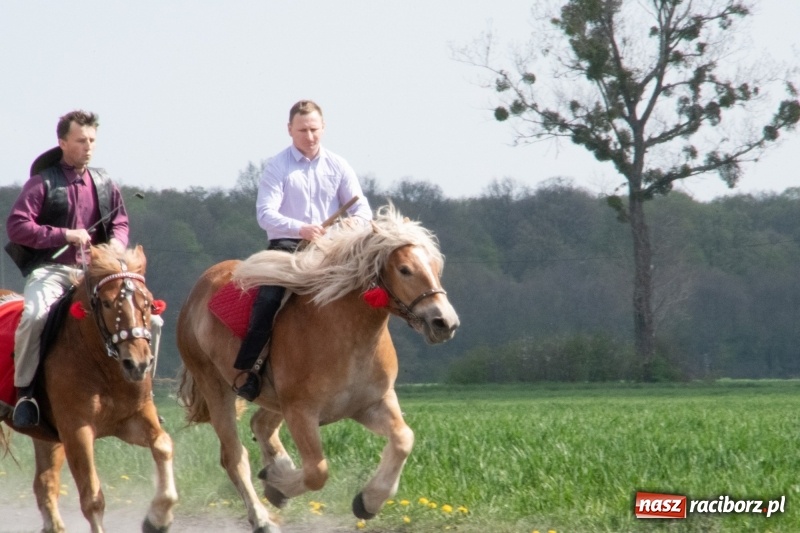 Zdjęcie w galerii na portalu naszraciborz.pl: Konna procesja wielkanocna w Zawadzie Książęcej [FOTO] wiadomości z regionu