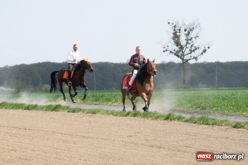 Zdjęcie w galerii na portalu naszraciborz.pl: Konna procesja wielkanocna w Zawadzie Książęcej [FOTO] wiadomości z regionu