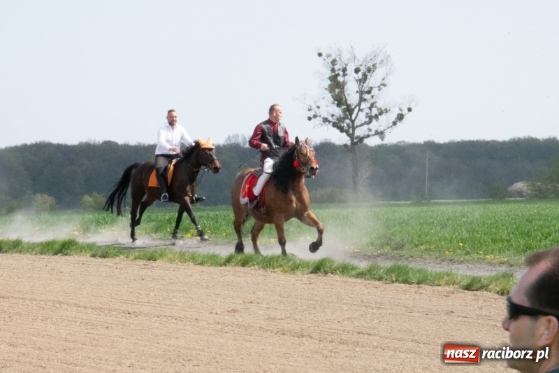 Zdjęcie w galerii na portalu naszraciborz.pl: Konna procesja wielkanocna w Zawadzie Książęcej [FOTO] wiadomości z regionu