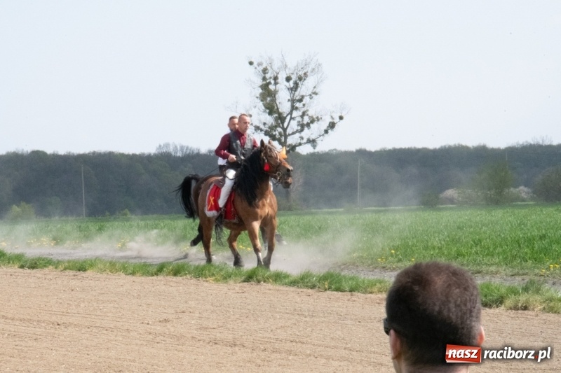 Zdjęcie w galerii na portalu naszraciborz.pl: Konna procesja wielkanocna w Zawadzie Książęcej [FOTO] wiadomości z regionu