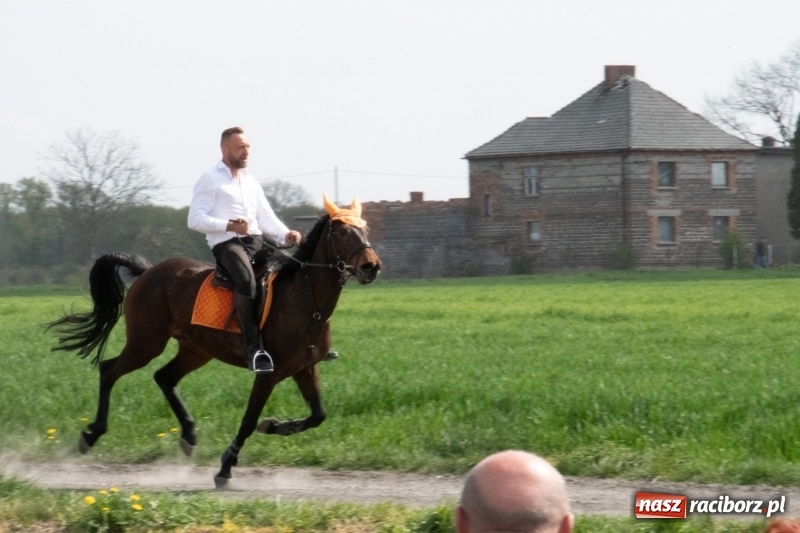 Zdjęcie w galerii na portalu naszraciborz.pl: Konna procesja wielkanocna w Zawadzie Książęcej [FOTO] wiadomości z regionu